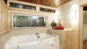 The Big Benefits Of Having a Walk-In Bathtub